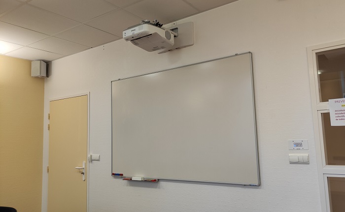 ELACOM - Intégration de matériel de visioconférence dans une salle de classe