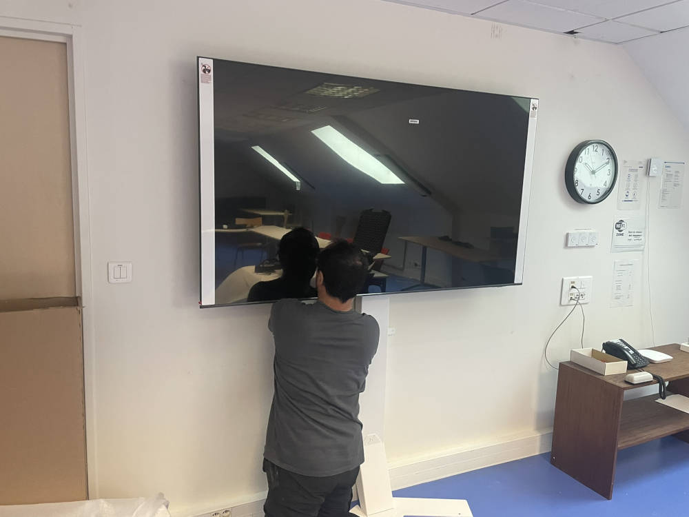ELACOM - Services d'installation d'écrans interactifs